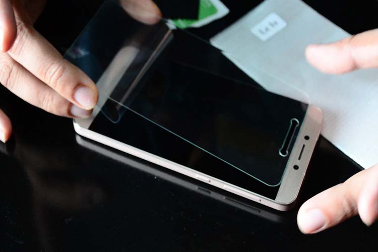 topothetisi-tempered-glass-se-4-apla-vimata-1